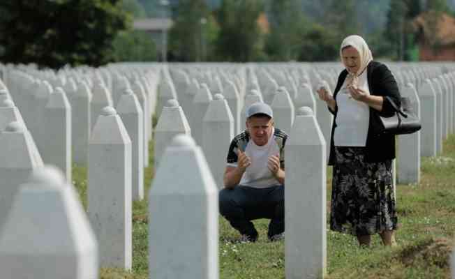 Srebrenitsalı aileler evlatlarının mezarı başında dua ediyor