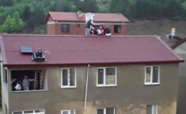 Babaçay köyünde 9 kişilik aile çatıda bacaya tutunarak selden kurtuldu
