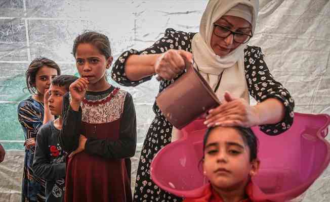İsveç'ten gelen gönüllü kuaförler, İdlibli yetim kız çocuklarının saçlarını ördü