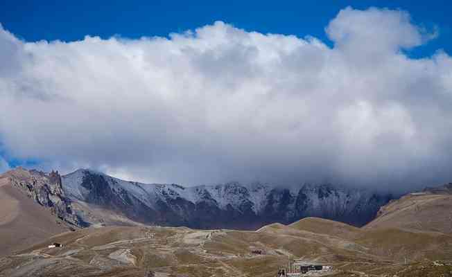 İç Anadolu'nun en yüksek dağı Erciyes'e kar yağdı