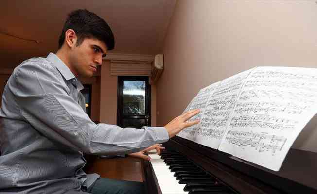 Türkiye&#039;nin ilk otizmli doktora öğrencisi, müzik dehası Buğra oldu