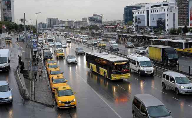 İstanbul'da etkili olan sağanak nedeniyle trafikte yoğunluk oluştu