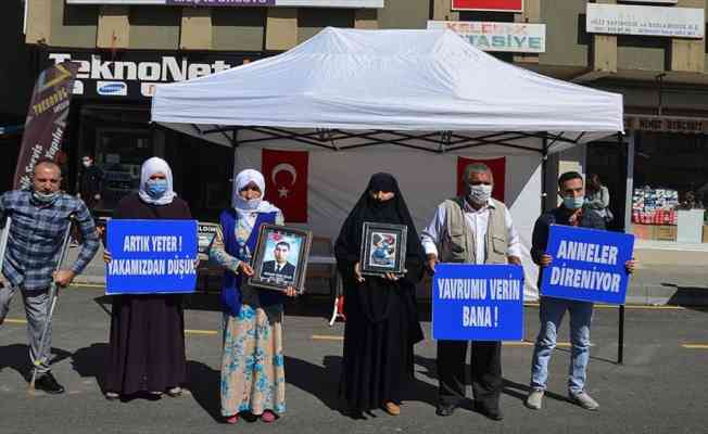 Muş'ta çocukları PKK'lı teröristlerce kaçırılan aileler HDP önünde eylem yaptı