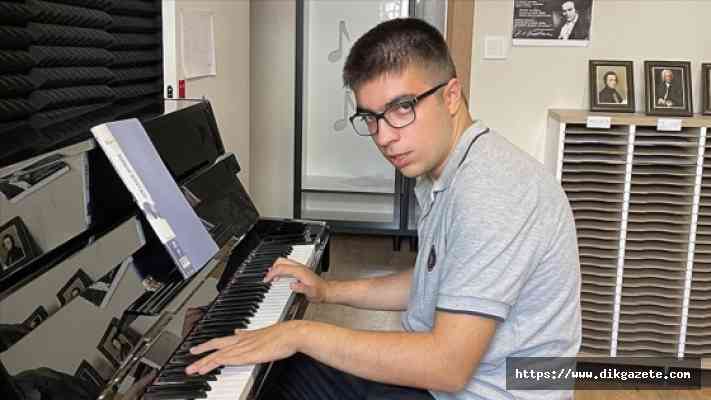 Piyanodaki yeteneğiyle hocalarını şaşırtan otizmli Azat üniversite yolunda destek bekliyor
