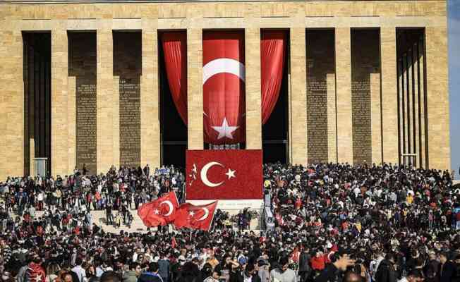 Atatürk'ün ebediyete intikalinin 83. yılında vatandaşlar Anıtkabir'e akın etti