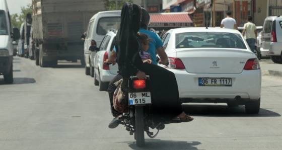 3 kişilik ailenin tehlikeli motosiklet yolculuğu