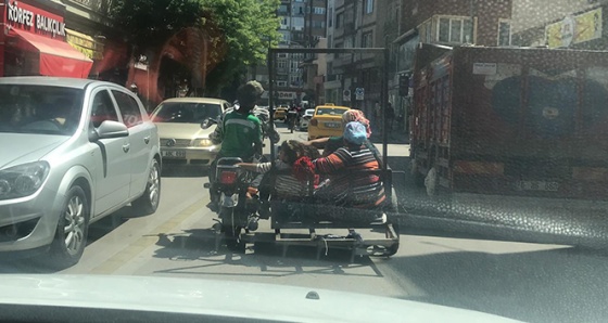 3 tekerlekli motorda 7 kişilik tehlikeli yolculuk