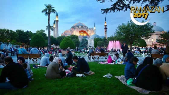 30 bin kişi ilk iftarını Sultanahmet&#039;te açtı