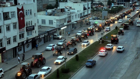 400 traktörle FETÖ'nün darbe girişimi protesto edildi