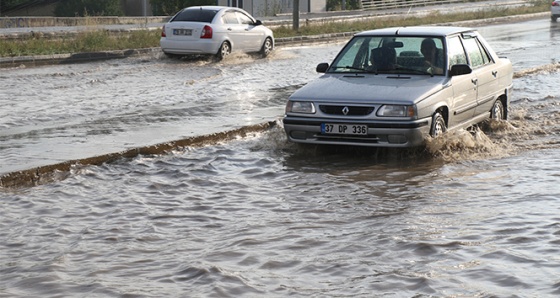 5 dakikalık yağmur ve dolu yolları dere yatağına çevirdi