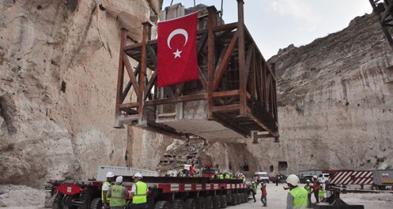 600 yıllık Hasankeyf kale kapısı taşındı