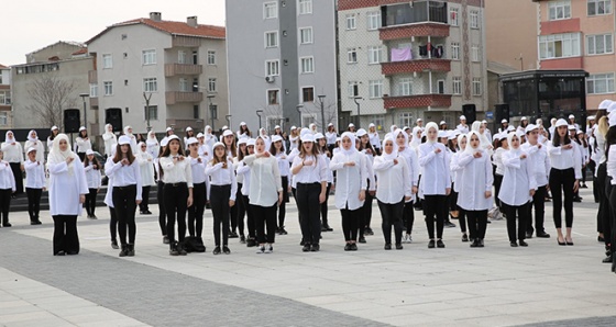 601 öğrenci İstiklal Marşı'nı işaret diliyle okudu, o anlar havadan görüntülendi