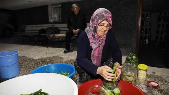 65 yıl turşu kuran İhsan amca mesleğini çocuklarına devretmenin mutluluğunu yaşıyor