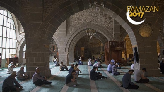 7&#039;den 70&#039;e itikaf için camiye kapandılar