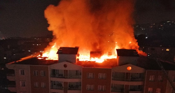 7 katlı binada çıkan yangın Bursa'yı aydınlattı