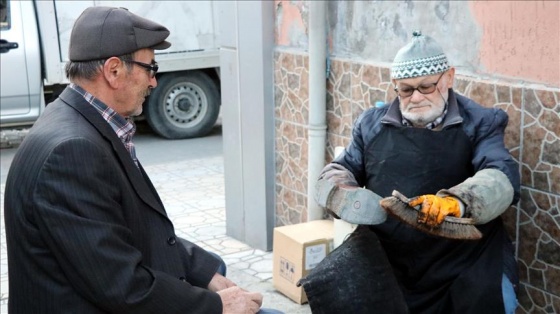 78 yaşındaki ayakkabı boyacısının çalışma azmi