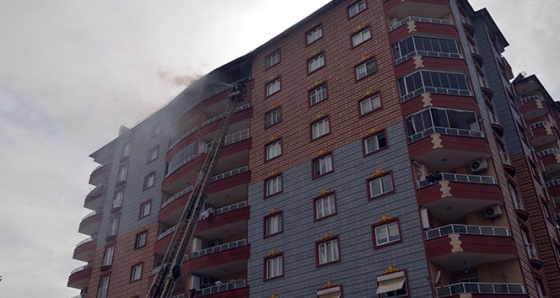 8 katlı binanın çatısındaki yangın korkuttu