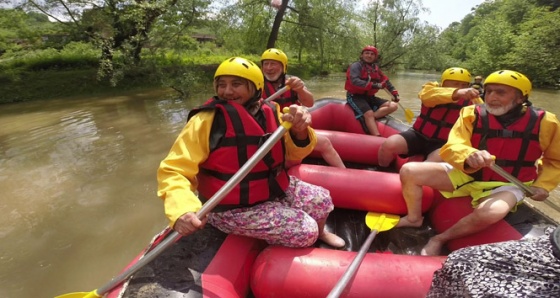 80’lik adrenalin tutkunlarının rafting macerası