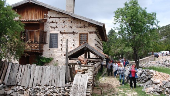 800 yıllık mahalle turistlerin gözdesi