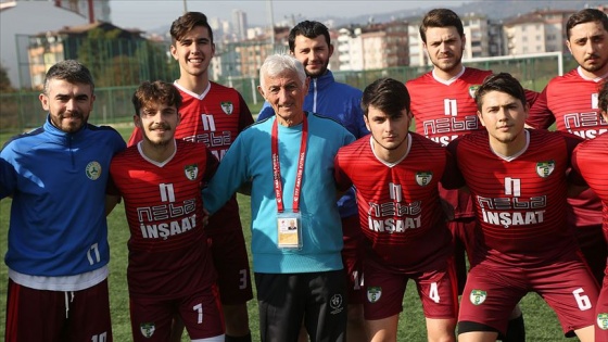 81 yaşındaki antrenör ilk günkü heyecanla yeşil sahalarda