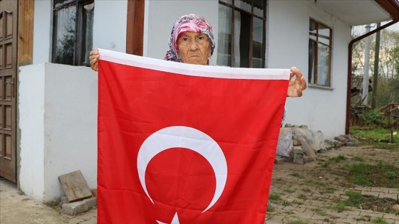 85 yaşındaki Hatice ninenin Türk bayrağı sevgisi