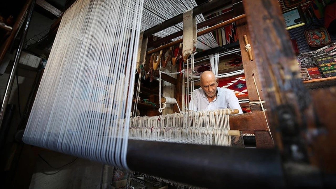 86 yaşındaki Yaşar usta, kilim tezgahından vazgeçmiyor