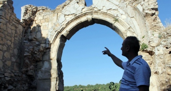 900 yıllık manastırdan geriye birkaç duvar kaldı