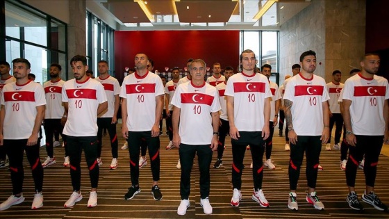 A Milli Futbol Takımı Büyük Önder Atatürk'ü andı