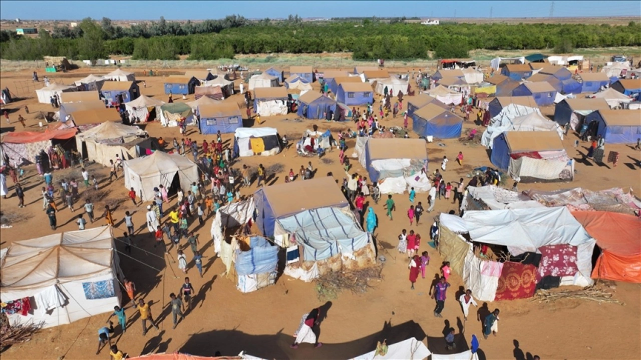 AA, çatışmalardan kaçan Sudanlıların yaşam mücadelesi verdiği kampı havadan görüntüledi