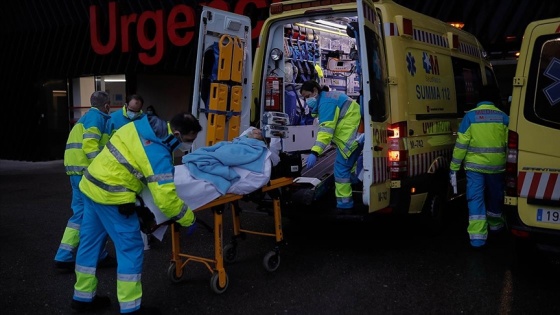 AA ekibi, Madrid'deki sağlık çalışanlarının Kovid-19'a karşı zorlu mücadelesine tanıklık etti