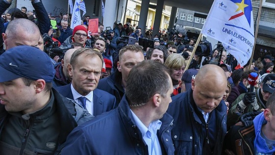 AB Konseyi Başkanı Tusk'a ülkesinde protestolu karşılama