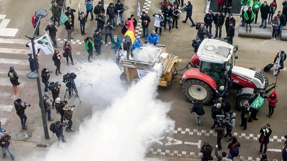 AB Konseyine 'süt tozu' ile protesto