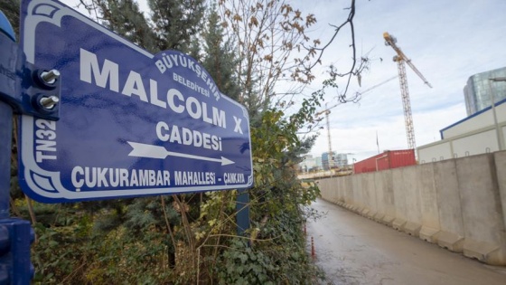 ABD Büyükelçiliğinin bulunduğu caddeye 'Malcolm X' tabelası asıldı