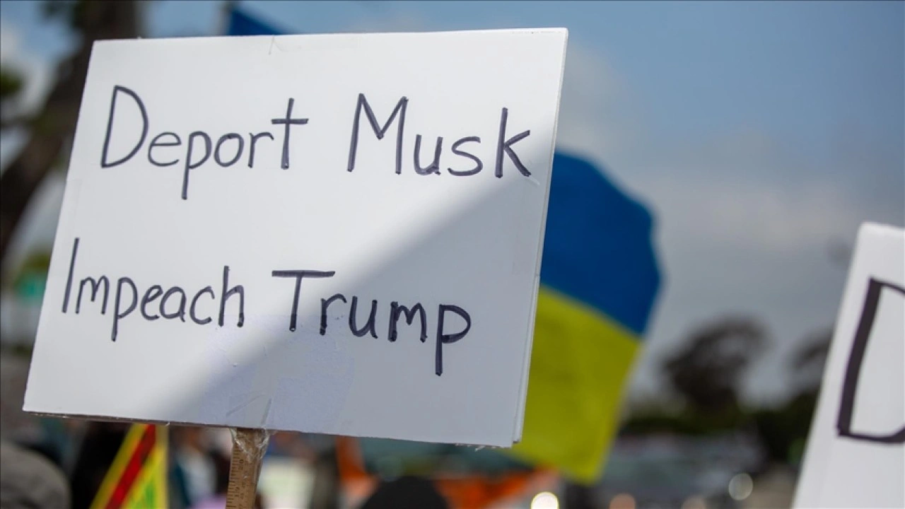 ABD'de DOGE'nin başındaki Musk, sahibi olduğu Tesla'nın mağazaları önünde protesto ed