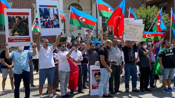 ABD'deki Azerbaycanlılar Ermenistan'ın Washington Büyükelçiliği önünde protesto eylemi düzenledi