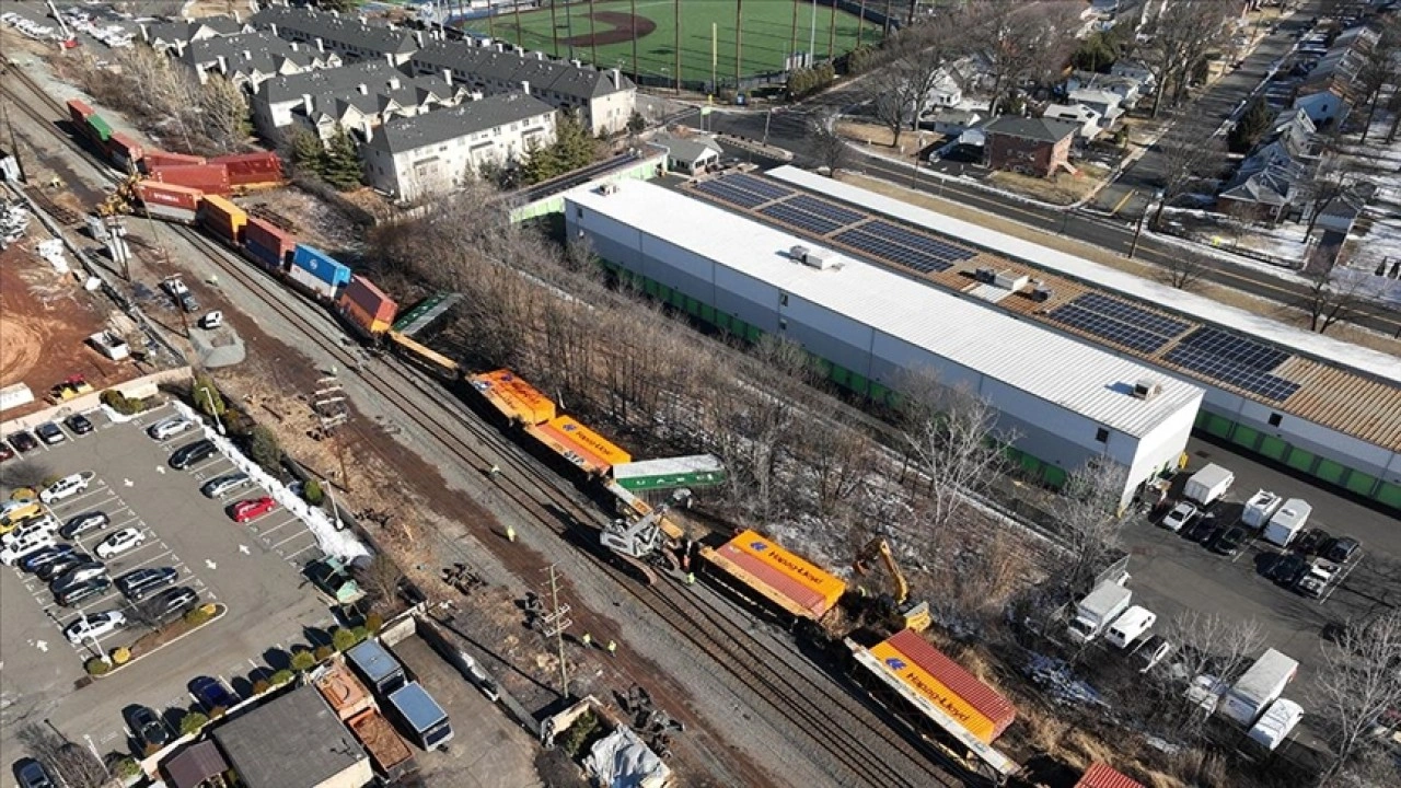 ABD'nin New Jersey eyaletinde bir yük treni raydan çıktı