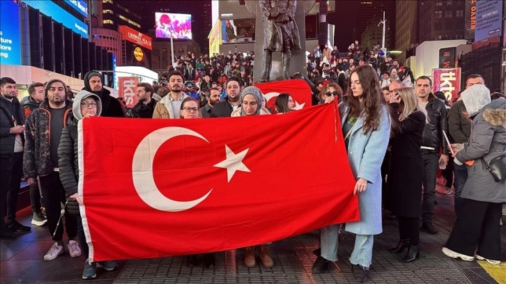 ABD'de New York Times Meydanı'nda Türkiye'deki depremlerde vefat edenler anıldı