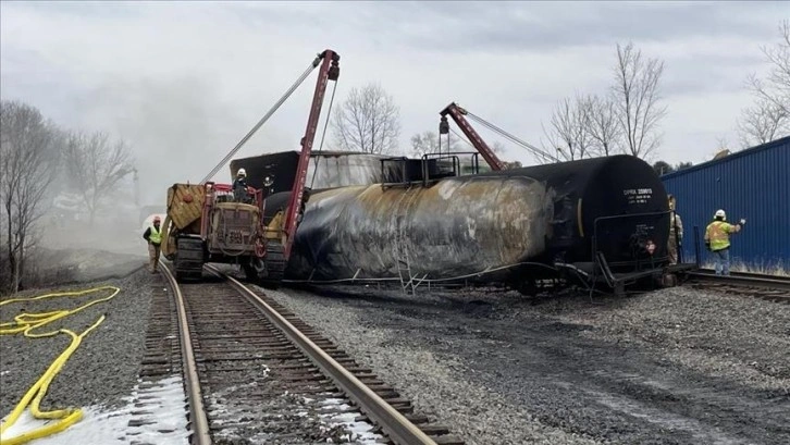 ABD'de tehlikeli madde taşıyan bir tren daha raydan çıktı