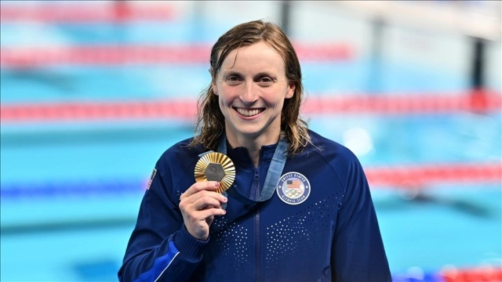 ABD'li yüzücü Katie Ledecky, kendisine ait olimpiyat rekorunu geliştirerek altın madalya kazand