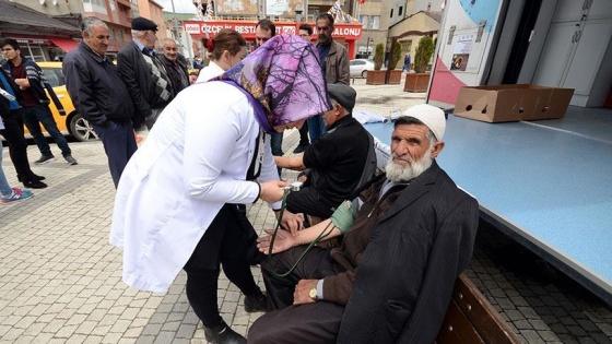 Açık havada sağlık hizmeti sundular