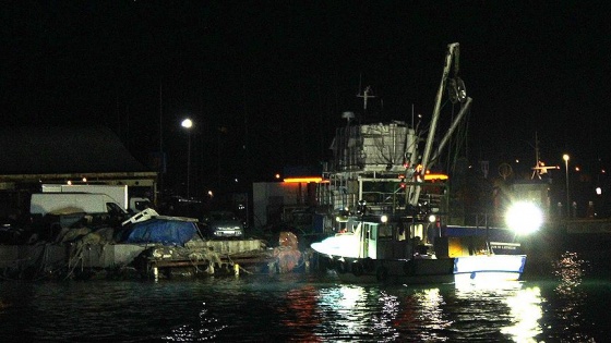 Açıkta yanan tekneye Sahil Güvenlik botu müdahale etti