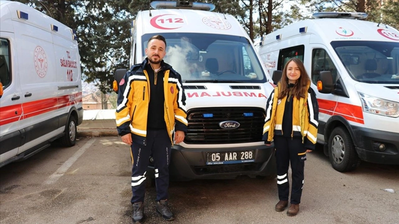 Acil tıp teknisyeni abla kardeş aynı ambulansta görev yapıyor