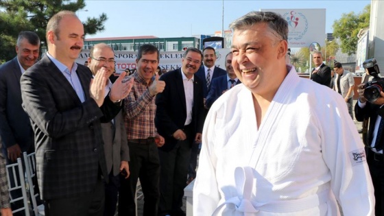 Açılışa 'judo' kıyafetiyle katılan vali yardımcısı ilgi odağı oldu