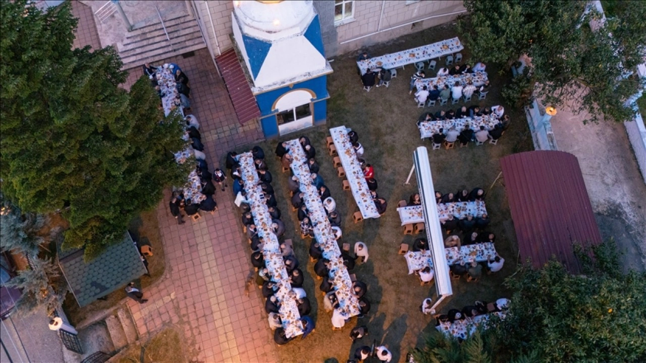 Açmabaşı Mahallesi'nde asırlık toplu iftar geleneği sürüyor