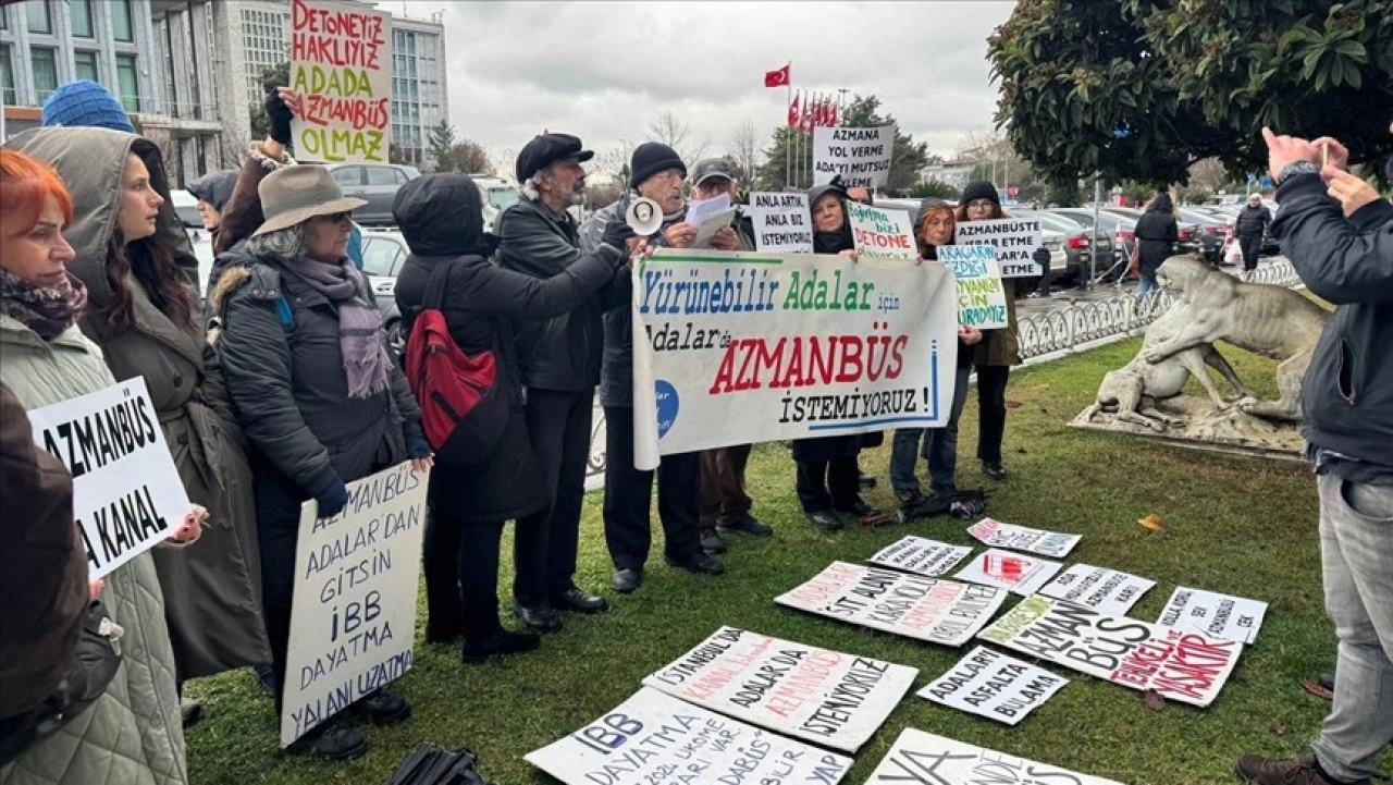 Ada halkından İBB binası önünde 'azmanbüs' eylemi