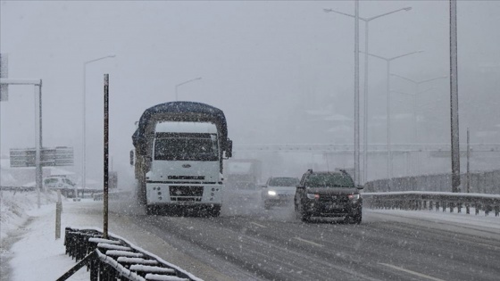 Adana-Ankara Otoyolu'nda etkili olan kar trafiği aksatıyor