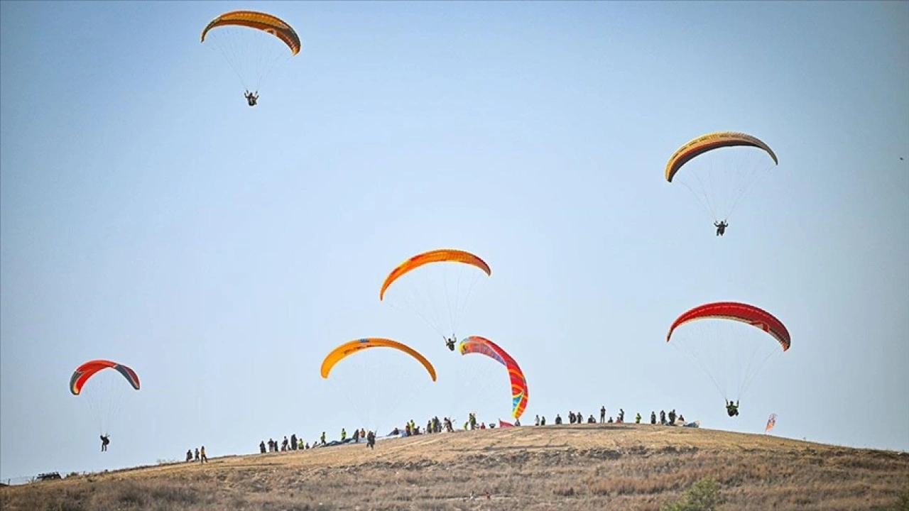 Adana'da 13. Kostümlü Yamaç Paraşütü Festivali başladı