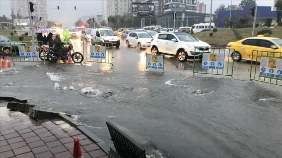 Adana'da 4 merkez ilçede sağanak nedeniyle eğitime ara verildi