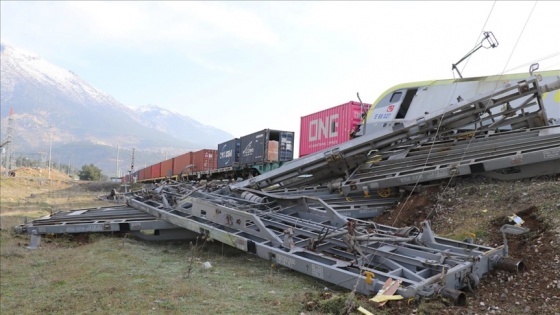 Adana'da aynı istikametteki iki yük treni çarpıştı: 2 makinist yaralı