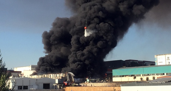 Adana'da boya fabrikasında yangın